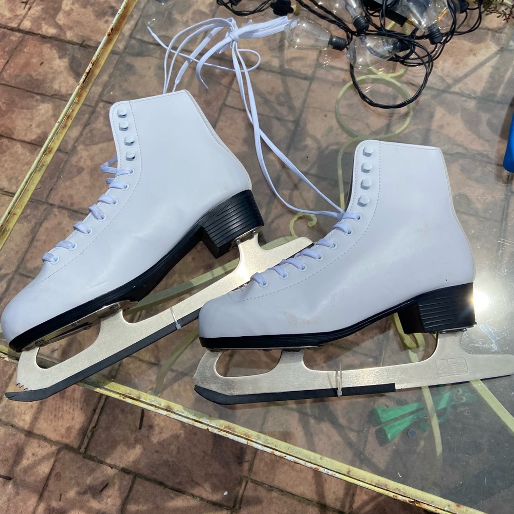 Brand New Ice Skates size 8 - never used American brand